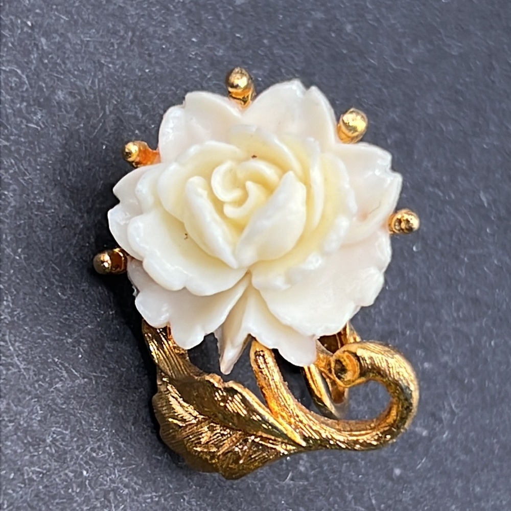 Vintage white flower clip earrings - Picture 3 of 5
